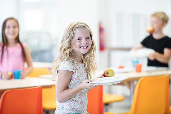 포토 JPG 서양인 외국인 여자 남자 행복 어린이 학교 쟁반 실내 서기 미소 들기 사람 상반신 앞모습 아웃포커스 10대 세명 스쿨라이프 사과 먹기 체코 급식 급식소 어린이만 국내포토 라이프스타일 교육 감정 유럽 뷰포인트 과일 모션 청소년 촬영기법 표정 인종 내부 파일형식