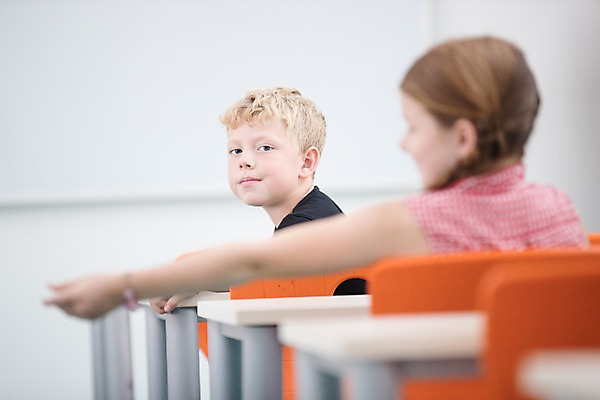 포토 JPG 서양인 외국인 여자 남자 어린이 교실 학교 수업 실내 사람 앉기 상반신 두명 옆모습 뒷모습 아웃포커스 10대 친구 스쿨라이프 뒤돌아보기 책상 호기심 체코 어린이만 국내포토 라이프스타일 교육 감정 유럽 뷰포인트 가구 컨셉 관계 모션 청소년 촬영기법 인종 내부 파일형식