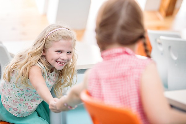 포토 JPG 서양인 외국인 여자 어린이 교실 학교 수업 실내 미소 사람 앉기 상반신 두명 옆모습 뒷모습 10대 친구 스쿨라이프 쪽지 우정 즐거움 주기 체코 딴짓 컨닝 소녀만 국내포토 라이프스타일 교육 감정 유럽 뷰포인트 관계 모션 청소년 표정 인종 내부 여자만 어린이만 파일형식