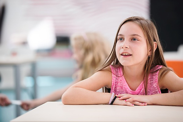 포토 JPG 서양인 외국인 여자 어린이 교실 학교 수업 실내 한명 미소 사람 앉기 상반신 앞모습 아웃포커스 10대 스쿨라이프 집중 호기심 주기 체코 딴짓 소녀한명만 국내포토 1 라이프스타일 교육 감정 유럽 뷰포인트 컨셉 모션 청소년 촬영기법 표정 인종 내부 여자한명만 소녀만 파일형식