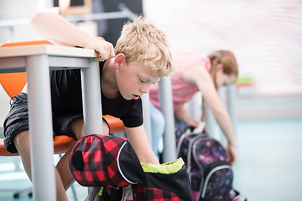 포토 JPG 서양인 외국인 여자 남자 어린이 교실 학교 수업 책가방 실내 사람 앉기 상반신 두명 옆모습 10대 친구 스쿨라이프 집중 책상 체코 꺼내기 준비물 어린이만 국내포토 라이프스타일 교육 유럽 뷰포인트 가구 컨셉 가방 관계 모션 청소년 인종 내부 파일형식