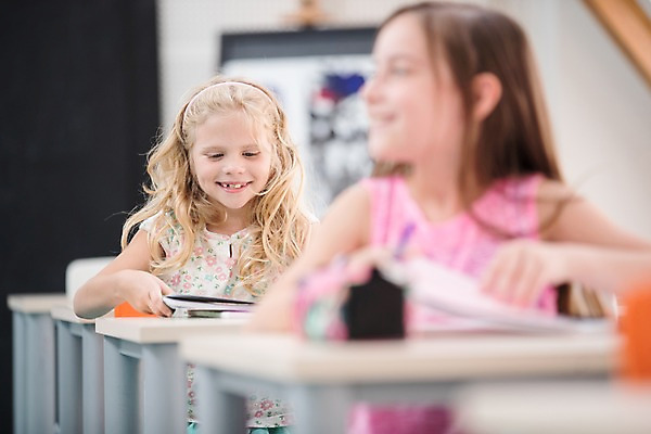 포토 JPG 서양인 외국인 응시 여자 어린이 교실 학교 수업 실내 미소 사람 앉기 상반신 두명 앞모습 아웃포커스 10대 책 스쿨라이프 책상 교과서 체코 필통 준비물 소녀만 국내포토 라이프스타일 시선 교육 유럽 뷰포인트 가구 모션 청소년 학용품 교재 촬영기법 표정 인종 내부 여자만 어린이만 파일형식