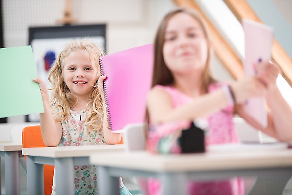 포토 JPG 서양인 외국인 여자 어린이 교실 학교 실내 미소 들기 사람 앉기 상반신 두명 앞모습 아웃포커스 10대 친구 스쿨라이프 공책 체코 자랑 준비물 소녀만 국내포토 라이프스타일 교육 유럽 뷰포인트 관계 모션 청소년 문구용품 촬영기법 표정 인종 내부 여자만 어린이만 파일형식