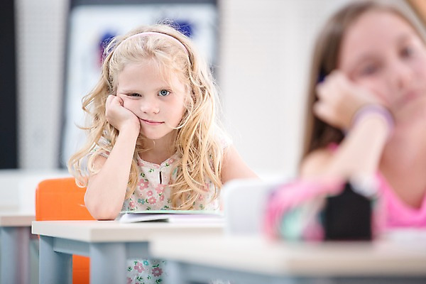 포토 JPG 서양인 외국인 여자 어린이 교실 학교 수업 실내 미소 사람 앉기 상반신 두명 앞모습 아웃포커스 10대 친구 스쿨라이프 턱괴기 지루함 집중 책상 체코 필통 소녀만 국내포토 라이프스타일 교육 감정 유럽 뷰포인트 가구 컨셉 관계 모션 청소년 학용품 촬영기법 표정 인종 내부 여자만 어린이만 파일형식