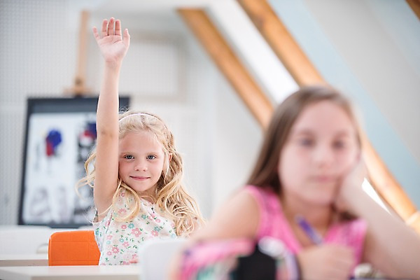 포토 JPG 서양인 외국인 여자 어린이 교실 학교 수업 실내 미소 사람 앉기 상반신 두명 앞모습 아웃포커스 10대 친구 스쿨라이프 손들기 턱괴기 질문 즐거움 호기심 체코 소녀만 국내포토 라이프스타일 교육 감정 유럽 뷰포인트 컨셉 관계 모션 청소년 촬영기법 표정 인종 내부 여자만 어린이만 파일형식