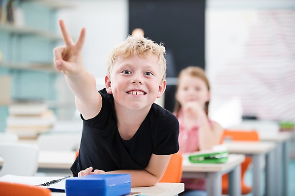 포토 JPG 서양인 외국인 여자 남자 어린이 교실 학교 수업 실내 미소 사람 앉기 손짓 상반신 두명 앞모습 10대 스쿨라이프 개구쟁이 즐거움 브이 체코 어린이만 국내포토 라이프스타일 교육 감정 유럽 뷰포인트 모션 청소년 표정 인종 내부 파일형식