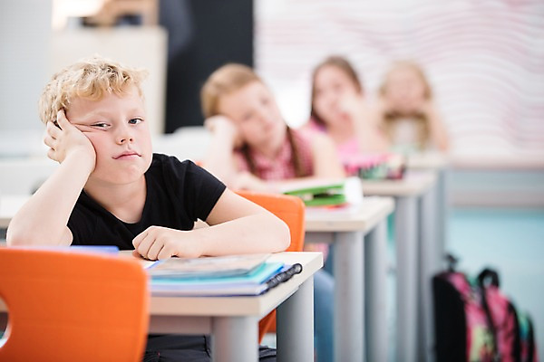 포토 JPG 서양인 외국인 응시 여자 남자 어린이 교실 학교 수업 실내 사람 앉기 여러명 상반신 아웃포커스 10대 친구 스쿨라이프 턱괴기 잠 지루함 책상 체코 국내포토 라이프스타일 시선 교육 감정 유럽 가구 다수 관계 모션 청소년 촬영기법 인종 내부 파일형식