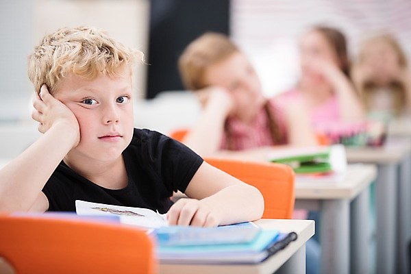 포토 JPG 서양인 외국인 응시 여자 남자 어린이 교실 학교 수업 실내 사람 앉기 여러명 상반신 앞모습 아웃포커스 10대 친구 스쿨라이프 턱괴기 지루함 책상 고민 체코 어린이만 국내포토 라이프스타일 시선 교육 감정 유럽 뷰포인트 가구 다수 관계 모션 청소년 촬영기법 인종 내부 파일형식
