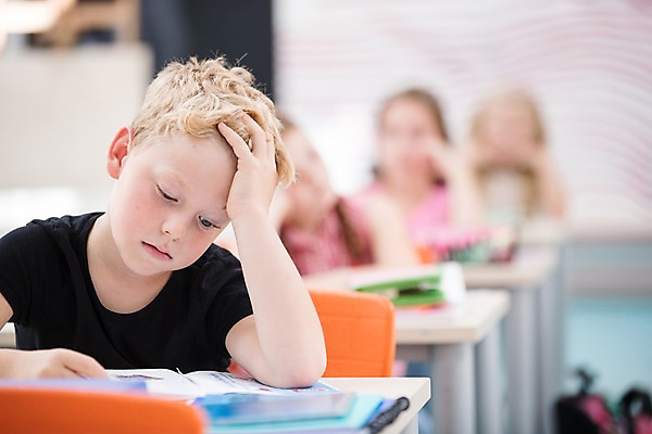 포토 JPG 서양인 외국인 여자 남자 어린이 교실 학교 수업 실내 사람 앉기 여러명 상반신 아웃포커스 10대 친구 스쿨라이프 턱괴기 책상 고민 체코 문제 해결 문제풀기 국내포토 라이프스타일 교육 감정 유럽 가구 다수 관계 모션 청소년 촬영기법 인종 내부 학습 파일형식