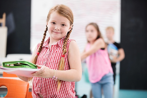 포토 JPG 서양인 외국인 여자 남자 어린이 이동 교실 학교 수업 실내 서기 미소 들기 사람 상반신 앞모습 아웃포커스 10대 세명 필기구 스쿨라이프 파일 체코 어린이만 국내포토 라이프스타일 교육 유럽 뷰포인트 컨셉 모션 청소년 문구용품 촬영기법 표정 인종 내부 파일형식