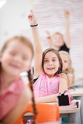 포토 JPG 서양인 외국인 여자 남자 어린이 교실 학교 수업 실내 서기 미소 사람 앉기 여러명 상반신 아웃포커스 10대 친구 스쿨라이프 손들기 경쟁 질문 체코 질의응답 국내포토 라이프스타일 교육 유럽 다수 컨셉 관계 모션 청소년 촬영기법 표정 인종 내부 파일형식