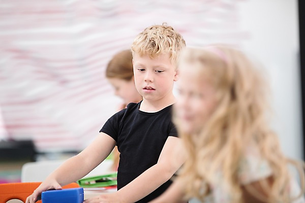 포토 JPG 서양인 외국인 응시 여자 남자 어린이 교실 학교 실내 서기 사람 상반신 옆모습 아웃포커스 10대 세명 친구 스쿨라이프 책상 체코 어린이만 국내포토 라이프스타일 시선 교육 유럽 뷰포인트 가구 관계 모션 청소년 촬영기법 인종 내부 파일형식