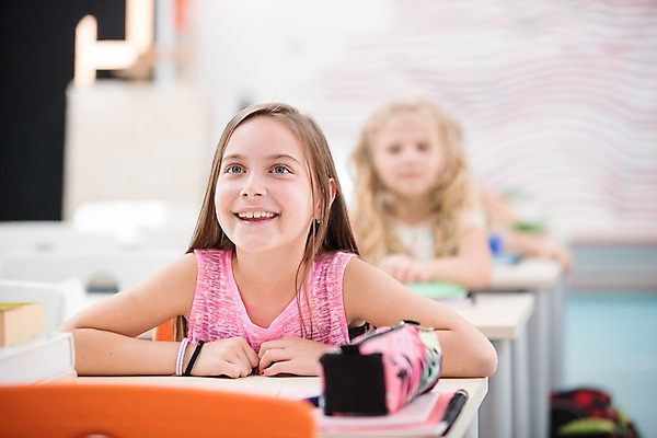 포토 JPG 서양인 외국인 응시 여자 어린이 교실 학교 실내 미소 사람 앉기 상반신 두명 앞모습 아웃포커스 10대 친구 스쿨라이프 턱괴기 집중 책상 호기심 체코 필통 소녀만 국내포토 라이프스타일 시선 교육 감정 유럽 뷰포인트 가구 컨셉 관계 모션 청소년 학용품 촬영기법 표정 인종 내부 여자만 어린이만 파일형식