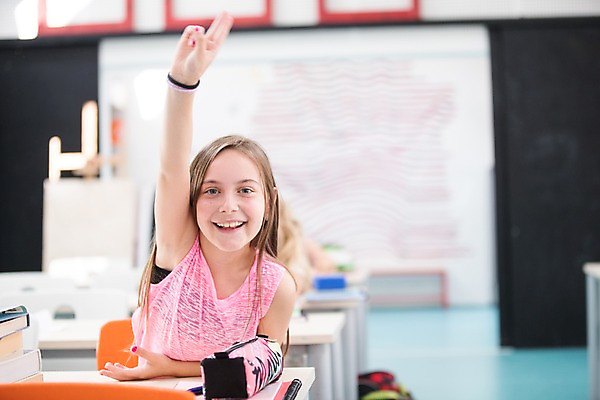 포토 JPG 서양인 외국인 여자 어린이 교실 학교 수업 실내 한명 미소 사람 앉기 상반신 앞모습 아웃포커스 10대 스쿨라이프 손들기 질문 즐거움 브이 체코 필통 자랑 질의응답 소녀한명만 국내포토 1 라이프스타일 교육 감정 유럽 뷰포인트 모션 청소년 학용품 촬영기법 표정 인종 손짓 내부 여자한명만 소녀만 파일형식