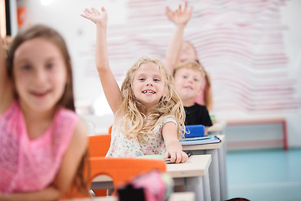 포토 JPG 서양인 외국인 여자 남자 어린이 교실 학교 수업 실내 미소 사람 앉기 여러명 상반신 앞모습 아웃포커스 10대 스쿨라이프 손들기 질문 호기심 체코 질의응답 어린이만 국내포토 라이프스타일 교육 감정 유럽 뷰포인트 다수 컨셉 모션 청소년 촬영기법 표정 인종 내부 파일형식