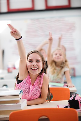 포토 JPG 서양인 외국인 여자 남자 어린이 교실 학교 수업 실내 미소 사람 앉기 여러명 상반신 앞모습 아웃포커스 10대 책 스쿨라이프 손들기 질문 책상 즐거움 브이 체코 질의응답 어린이만 국내포토 라이프스타일 교육 감정 유럽 뷰포인트 가구 다수 모션 청소년 촬영기법 표정 인종 손짓 내부 파일형식