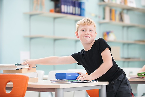 포토 JPG 서양인 외국인 남자 어린이 교실 학교 실내 한명 서기 미소 사람 상반신 앞모습 아웃포커스 10대 책 스쿨라이프 만지기 개구쟁이 책상 체코 쉬는시간 꺼내기 소년한명만 국내포토 1 라이프스타일 교육 유럽 뷰포인트 가구 모션 청소년 휴식 촬영기법 표정 인종 내부 남자한명만 소년만 파일형식