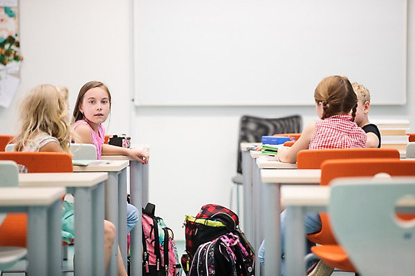 포토 JPG 서양인 외국인 여자 남자 어린이 교실 학교 책가방 실내 대화 사람 앉기 여러명 상반신 뒷모습 10대 스쿨라이프 집중 책상 체코 자습 국내포토 라이프스타일 교육 유럽 뷰포인트 가구 다수 컨셉 가방 모션 청소년 말하기 인종 내부 학습 파일형식