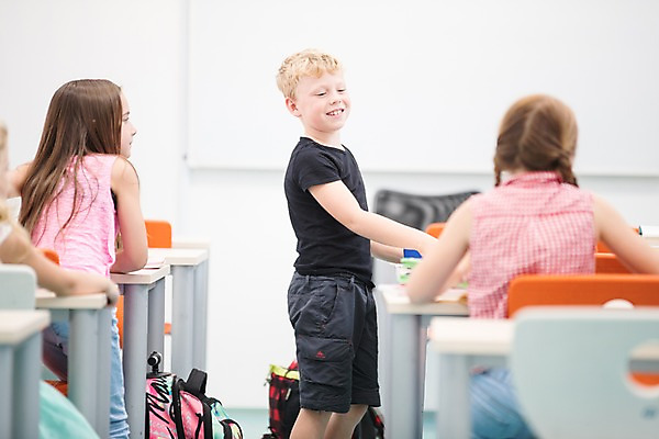 포토 JPG 서양인 외국인 여자 남자 어린이 교실 학교 수업 실내 대화 서기 미소 사람 앉기 여러명 상반신 옆모습 뒷모습 10대 친구 스쿨라이프 우정 즐거움 체코 쉬는시간 어린이만 국내포토 라이프스타일 교육 감정 유럽 뷰포인트 다수 관계 모션 청소년 휴식 표정 말하기 인종 내부 파일형식