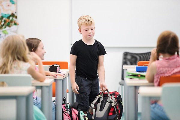 포토 JPG 서양인 외국인 여자 남자 어린이 교실 학교 수업 책가방 실내 서기 들기 사람 앉기 여러명 상반신 앞모습 뒷모습 10대 스쿨라이프 짐 체코 쉬는시간 어린이만 국내포토 라이프스타일 교육 유럽 뷰포인트 다수 가방 모션 청소년 휴식 인종 내부 파일형식