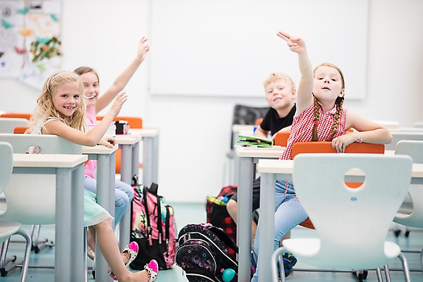 포토 JPG 서양인 외국인 응시 여자 남자 어린이 장난 교실 학교 수업 책가방 실내 미소 사람 앉기 여러명 상반신 옆모습 10대 친구 스쿨라이프 손들기 우정 즐거움 브이 체코 쉬는시간 어린이만 국내포토 라이프스타일 시선 교육 감정 유럽 뷰포인트 다수 가방 관계 모션 청소년 휴식 표정 인종 손짓 내부 파일형식