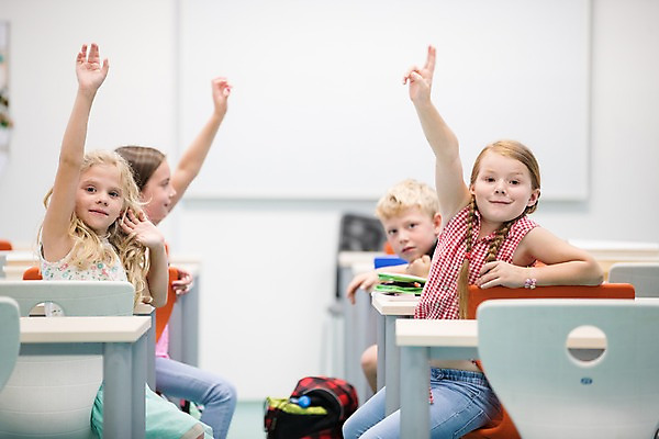 포토 JPG 서양인 외국인 응시 여자 남자 어린이 장난 교실 학교 수업 책가방 실내 미소 사람 앉기 여러명 상반신 옆모습 10대 친구 스쿨라이프 손들기 우정 즐거움 브이 체코 쉬는시간 어린이만 국내포토 라이프스타일 시선 교육 감정 유럽 뷰포인트 다수 가방 관계 모션 청소년 휴식 표정 인종 손짓 내부 파일형식