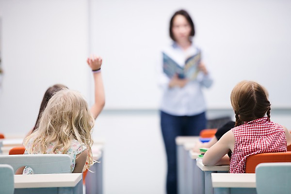 포토 JPG 서양인 외국인 여자 남자 어린이 학교 수업 실내 서기 들기 사람 앉기 여러명 상반신 성인 앞모습 뒷모습 아웃포커스 10대 친구 스쿨라이프 손들기 교사 질문 집중 호기심 체코 국내포토 직업 라이프스타일 교육 감정 유럽 뷰포인트 다수 컨셉 관계 모션 청소년 촬영기법 인종 내부 파일형식