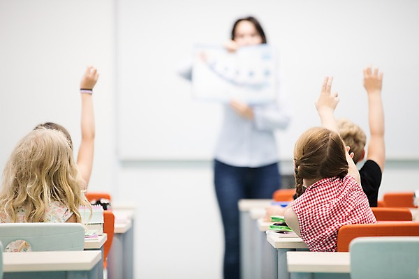 포토 JPG 서양인 외국인 여자 남자 어린이 학교 실내 서기 들기 사람 앉기 여러명 상반신 성인 앞모습 뒷모습 아웃포커스 10대 친구 스쿨라이프 손들기 교사 질문 집중 호기심 체코 국내포토 직업 라이프스타일 교육 감정 유럽 뷰포인트 다수 컨셉 관계 모션 청소년 촬영기법 인종 내부 파일형식