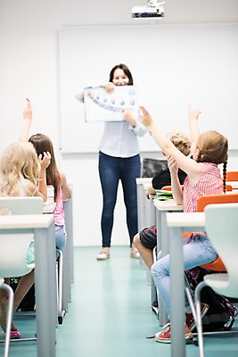 포토 JPG 전신 서양인 외국인 여자 남자 어린이 교실 학교 수업 실내 들기 사람 앉기 여러명 상반신 성인 뒷모습 아웃포커스 10대 친구 스쿨라이프 손들기 교사 가리킴 질문 집중 즐거움 호기심 체코 국내포토 직업 라이프스타일 교육 감정 유럽 뷰포인트 다수 컨셉 관계 모션 청소년 촬영기법 인종 손짓 내부 파일형식