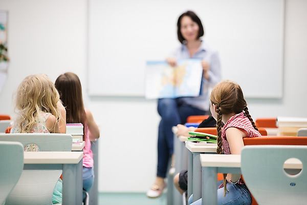 포토 JPG 서양인 외국인 여자 남자 어린이 교실 학교 수업 실내 사람 앉기 여러명 앞모습 뒷모습 아웃포커스 10대 친구 스쿨라이프 교사 질문 집중 호기심 체코 국내포토 직업 라이프스타일 교육 감정 유럽 뷰포인트 다수 컨셉 관계 모션 청소년 촬영기법 인종 내부 파일형식