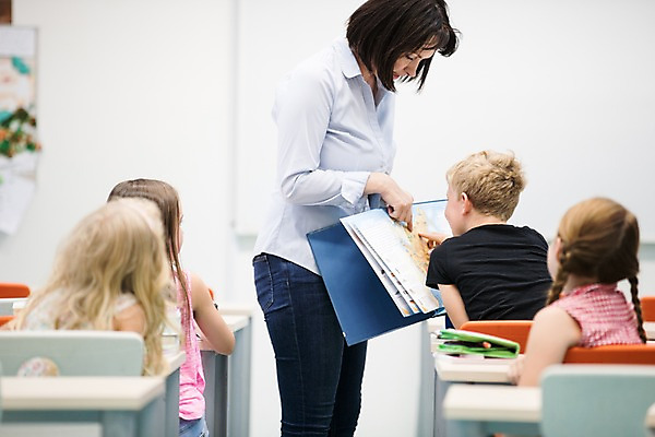 포토 JPG 서양인 외국인 여자 남자 어린이 교실 학교 수업 실내 서기 사람 앉기 여러명 성인 옆모습 뒷모습 10대 친구 스쿨라이프 교사 집중 호기심 체코 국내포토 직업 라이프스타일 교육 감정 유럽 뷰포인트 다수 컨셉 관계 모션 청소년 인종 내부 파일형식