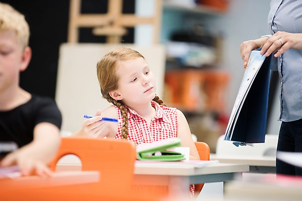 포토 JPG 서양인 외국인 응시 여자 남자 어린이 교실 학교 수업 실내 서기 사람 앉기 상반신 성인 앞모습 옆모습 아웃포커스 10대 세명 친구 스쿨라이프 집중 호기심 체코 과학선생님 참여 국내포토 라이프스타일 시선 교육 감정 유럽 뷰포인트 컨셉 관계 모션 청소년 촬영기법 인종 내부 교사 파일형식