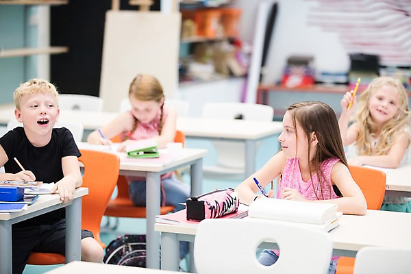 포토 JPG 서양인 외국인 여자 남자 어린이 교실 학교 수업 실내 미소 사람 앉기 여러명 상반신 아웃포커스 10대 친구 스쿨라이프 우정 즐거움 체코 문제 자습 국내포토 라이프스타일 교육 감정 유럽 다수 관계 모션 청소년 촬영기법 표정 인종 내부 학습 파일형식
