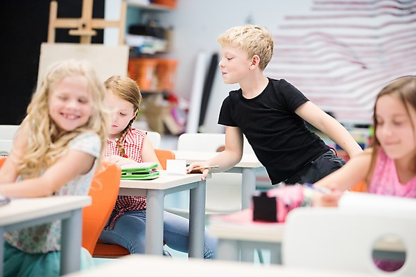 포토 JPG 서양인 외국인 남자 어린이 교실 학교 수업 실내 서기 미소 사람 앉기 여러명 상반신 앞모습 10대 친구 스쿨라이프 우정 즐거움 체코 문제 자습 컨닝 어린이만 국내포토 라이프스타일 교육 감정 유럽 뷰포인트 다수 관계 모션 청소년 표정 인종 내부 학습 파일형식
