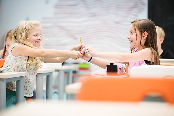 포토 JPG 서양인 외국인 여자 남자 어린이 교실 학교 수업 실내 미소 사람 앉기 여러명 상반신 옆모습 10대 친구 필기구 스쿨라이프 우정 거래 즐거움 체코 문제 자습 어린이만 국내포토 라이프스타일 교육 감정 유럽 뷰포인트 다수 관계 모션 청소년 문구용품 표정 인종 내부 학습 파일형식