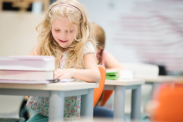 포토 JPG 서양인 외국인 응시 여자 어린이 교실 학교 수업 실내 사람 앉기 상반신 두명 앞모습 아웃포커스 10대 책 친구 스쿨라이프 즐거움 체코 문제 자습 국내포토 라이프스타일 시선 교육 감정 유럽 뷰포인트 관계 모션 청소년 촬영기법 인종 내부 학습 파일형식