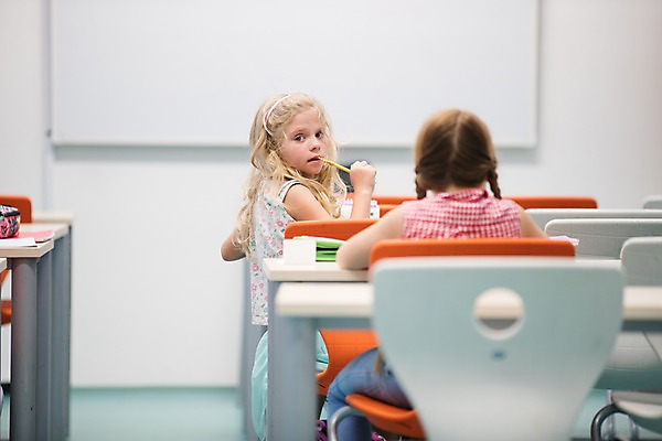 포토 JPG 서양인 외국인 여자 어린이 교실 학교 수업 실내 대화 사람 앉기 두명 뒷모습 10대 스쿨라이프 뒤돌아보기 집중 호기심 체코 자습 소녀만 국내포토 라이프스타일 교육 감정 유럽 뷰포인트 컨셉 모션 청소년 말하기 인종 내부 학습 여자만 어린이만 파일형식