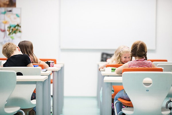 포토 JPG 서양인 외국인 어린이 교실 학교 수업 실내 사람 앉기 여러명 상반신 뒷모습 10대 스쿨라이프 뒤돌아보기 질문 집중 호기심 체코 딴짓 컨닝 어린이만 국내포토 라이프스타일 교육 감정 유럽 뷰포인트 다수 컨셉 모션 청소년 인종 내부 파일형식
