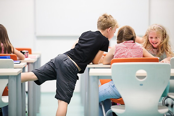 포토 JPG 서양인 외국인 여자 남자 어린이 이동 장난 교실 학교 수업 실내 사람 여러명 상반신 앞모습 뒷모습 10대 스쿨라이프 즐거움 체코 딴짓 어린이만 국내포토 라이프스타일 교육 감정 유럽 뷰포인트 다수 컨셉 청소년 인종 내부 파일형식