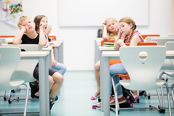 포토 JPG 전신 서양인 외국인 여자 남자 어린이 교실 학교 수업 실내 피곤 사람 앉기 여러명 옆모습 10대 스쿨라이프 지루함 하품 체코 딴짓 어린이만 국내포토 라이프스타일 교육 감정 유럽 뷰포인트 다수 컨셉 모션 청소년 인종 내부 생리현상 파일형식