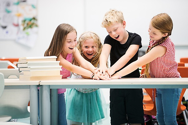 포토 JPG 서양인 외국인 손 여자 남자 어린이 교실 학교 수업 실내 서기 미소 사람 여러명 상반신 앞모습 10대 스쿨라이프 책상 즐거움 체코 손모으기 어린이만 국내포토 라이프스타일 교육 감정 유럽 뷰포인트 가구 다수 모션 청소년 표정 인종 손짓 내부 신체부위 파일형식