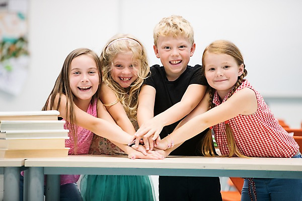 포토 JPG 서양인 외국인 손 여자 남자 어린이 교실 학교 수업 실내 서기 미소 사람 여러명 상반신 앞모습 10대 책 스쿨라이프 책상 즐거움 체코 손모으기 어린이만 국내포토 라이프스타일 교육 감정 유럽 뷰포인트 가구 다수 모션 청소년 표정 인종 손짓 내부 신체부위 파일형식