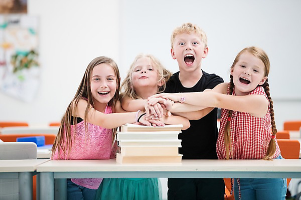 포토 JPG 서양인 외국인 손 어린이 장난 교실 학교 수업 실내 서기 미소 사람 여러명 상반신 앞모습 10대 스쿨라이프 개구쟁이 즐거움 체코 손모으기 어린이만 국내포토 라이프스타일 교육 감정 유럽 뷰포인트 다수 모션 청소년 표정 인종 손짓 내부 신체부위 파일형식