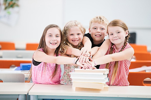 포토 JPG 서양인 외국인 손 여자 남자 어린이 장난 교실 학교 수업 실내 서기 미소 사람 여러명 상반신 앞모습 10대 책 스쿨라이프 개구쟁이 즐거움 체코 손모으기 어린이만 국내포토 라이프스타일 교육 감정 유럽 뷰포인트 다수 모션 청소년 표정 인종 손짓 내부 신체부위 파일형식