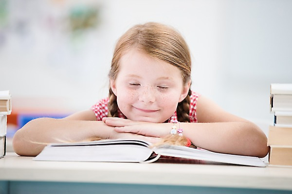 포토 JPG 서양인 외국인 여자 어린이 엎드리기 교실 학교 실내 피곤 한명 미소 사람 앉기 상반신 앞모습 10대 책 독서 스쿨라이프 눈감음 기댐 지루함 체코 소녀한명만 국내포토 1 라이프스타일 교육 감정 유럽 뷰포인트 컨셉 모션 청소년 표정 인종 내부 여자한명만 소녀만 파일형식