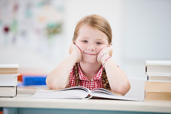 포토 JPG 서양인 외국인 응시 여자 어린이 교실 학교 실내 피곤 한명 사람 앉기 상반신 앞모습 10대 스쿨라이프 턱괴기 지루함 체코 소녀한명만 국내포토 1 라이프스타일 시선 교육 감정 유럽 뷰포인트 컨셉 모션 청소년 인종 내부 여자한명만 소녀만 파일형식