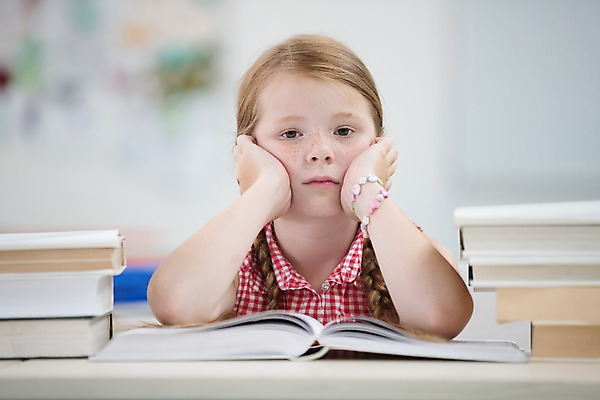 포토 JPG 서양인 외국인 응시 여자 어린이 교실 학교 실내 피곤 한명 사람 앉기 상반신 앞모습 10대 스쿨라이프 턱괴기 지루함 체코 소녀한명만 국내포토 1 라이프스타일 시선 교육 감정 유럽 뷰포인트 컨셉 모션 청소년 인종 내부 여자한명만 소녀만 파일형식