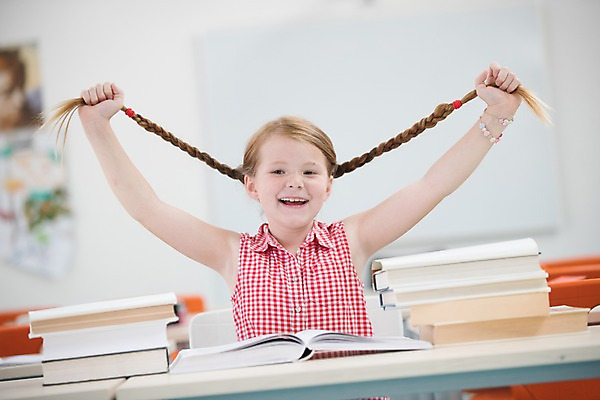 포토 JPG 서양인 외국인 응시 여자 어린이 장난 교실 학교 양갈래머리 실내 한명 미소 들기 사람 앉기 상반신 앞모습 10대 책 스쿨라이프 머리카락 손들기 즐거움 체코 소녀한명만 국내포토 1 라이프스타일 헤어스타일 시선 교육 감정 유럽 뷰포인트 모션 청소년 표정 인종 내부 머리 여자한명만 소녀만 파일형식