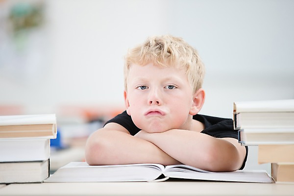 포토 JPG 서양인 외국인 응시 남자 어린이 엎드리기 교실 학교 실내 한명 사람 앉기 상반신 앞모습 10대 책 스쿨라이프 기댐 지루함 책상 체코 입내밀기 불만 소년한명만 국내포토 1 라이프스타일 시선 교육 감정 유럽 뷰포인트 가구 모션 청소년 인종 내부 남자한명만 소년만 파일형식