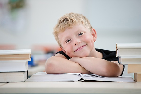 포토 JPG 서양인 외국인 응시 남자 어린이 교실 학교 실내 한명 미소 사람 앉기 상반신 앞모습 10대 책 스쿨라이프 기댐 책상 즐거움 체코 소년한명만 국내포토 1 라이프스타일 시선 교육 감정 유럽 뷰포인트 가구 모션 청소년 표정 인종 내부 남자한명만 소년만 파일형식